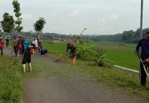 Babinsa Koramil Tanjungsianng Jadi Motivator Warga saat Karya Bakti