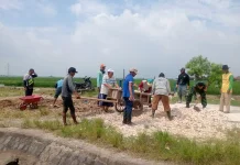 Atasi Jalan Rusak, Babinsa Pabuaran Bersama Warga Perkeras Jalan Dusun Tanjung