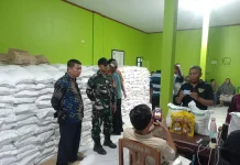 Babinsa Pamanukan dan Pemdes Sukamaju Kawal Penyaluran Bantuan Beras ke Warga