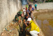 Babinsa Koramil Binong Ajak Warga Jaga Saluran Air, Cegah Banjir sejak Dini