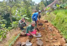 Babinsa Koramil Sagalaherang Wujudkan Jalan Usaha Tani Bersama Warga