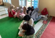 Muslimah Kampung Karangtengah Ikuti Pengajian Rutin di Masjid