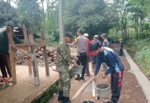 Kemanunggalan TNI-Rakyat, Babinsa Rancamanggung Ajak Warga Bersihkan Mesjid