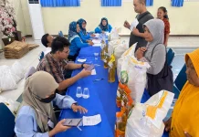 Keluarga Penerima Manfaat Desa Sukajaya Terima Bantuan Beras dan Minyak Goreng