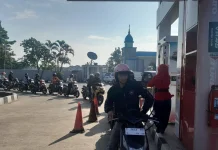 Harga Pertamax Naik, Waktu Ojol Terkuras di Antrean Panjang Pertalite
