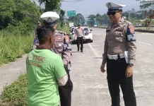 Ditlantas Polda Jabar Berbagi Sembako untuk Petugas Kebersihan Tol Soroja