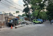 Pemkot Bandung Bongkar Garasi Berdiri di Trotoar Jalan Ambon