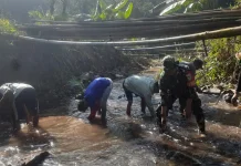 Warga Kasomalang Kulon Sambut Pembangunan  Jembatan ARM CO yang Dibangun  TNI  AD