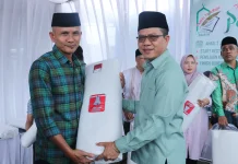 Bupati Bandung Lanjutkan Tradisi Berbagi Kain Kafan