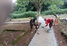 Babinsa Koramil Subang Bersama Warga Bersihkan Jalan  menuju TPU