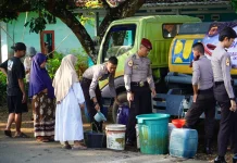 Polres Tasikmalaya Distribusikan 8000 Liter Air Bersih dan Sembako Kepada Warga
