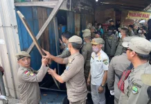Satpol PP Bongkar Puluhan Bangunan Liar di Jalan Pasirkoja Kota Bandung