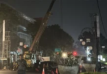 Pemkot Bandung Bongkar Videotron Melintang di Jalan Riau