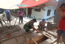 Babinsa Koramil Tanjungsiang Bergotong royong Bersama Warga Bangun Gorong
