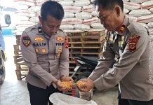 Gunakan Mobil Patroli Polisi Angkut Jagung Hasil Panen Petani