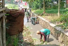 Karya Bakti TNI Bersama Warga Karangwangi,Cegah Genangan Air di Musim Hujan
