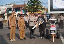 Polres Tasikmalaya Menyerahkan Bantuan Alsintan untuk Petani di Wilayahnya