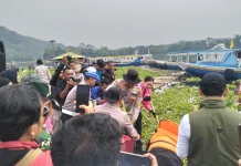 Aksi Polisi Bersihkan Eceng Gondok di Danau Jangari Cianjur