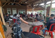Babinsa Koramil Pabuaran Gelar Komsos,Ajak Warga Aktifkan Kembali Siskamling