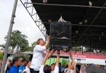 Pecinta Burung Mengikuti Kontes Kicau Mania di Polres Tasikmalaya Kota