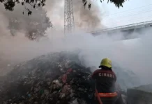 Kebakaran Tumpukan Sampah di TPS RW 12 Cimahi Berhasil Dipadamkan Damkar Cimahi