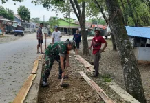 Babinsa Koramil Subang Bergotong royong Dengan Warga Bersihkan Jalan Lingkungan