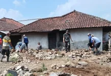 Babinsa dan Warga Desa Sirap Bergotong-royong Bangun Majelis