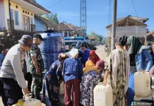 Polsek Bojonggambir Salurkan Air Bersih Bagi Warga yang Alami Krisis Air