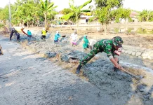 Babinsa Pusakanagara Jadi Penggerak Padat Karya Tunai,Bersihkan Saluran Irigasi