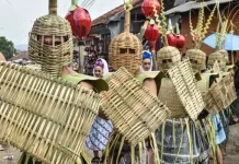 Uniknya Kostum Ksatria Perang Tomat Cikareumbi