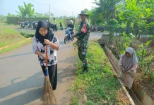 Sinergi Babinsa Koramil Kalijati, dengan Warga, Bersihkan Saluran Air