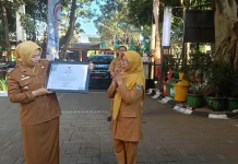 Camat Cimahi Selatan Serahkan Penghargaan Predikat A RB kepada ASN Kecamatan