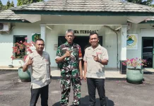 Babinsa Koramil Cijambe,Dampingi Pembagian Seragam Pengurus KDKMP di Makodim