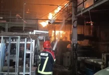 Blower Mati Picu Korsleting, Kebakaran Hanguskan Sebagian Area Pabrik di Cimahi