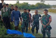 Koramil Cijambe Ajak Warga Lestarikan Sungai Cilamatan, lewat Tebar Ikan