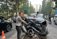 Mobil Tabrak Tiang PJU di Dago Bandung, 7 Penumpang Luka-Luka