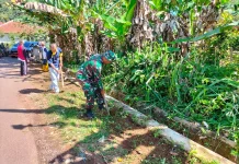 Babinsa Bersama Warga Desa Cisaat Ciater Bergotong-royong Bersihkan Jalan