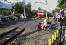 Keberatan Ditegur Petugas,Pemotor Pukul Wajah Penjaga Rel