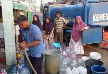 Tagana Kabupaten Tasikmalaya Distribusikan Air Bersih di Desa Cibalanarik