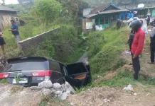 Polisi Evakuasi Mobil Warga Masuk Parit