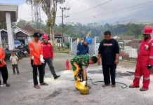 Cegah Kebakaran, Fakultas Teknik Mesin Unsub Latih Warga Cipunagara Gunakan APAR