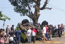 Alami Rem Blong di Cisandaan Truk Matrial Terbalik
