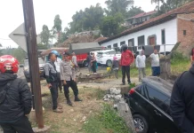 Hindari Motor Hilang Kendali Mobil Masuk Parit
