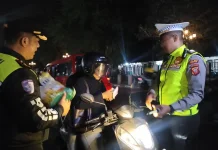 Satlantas Beri Sembako ke Pemotor Tidak Berknalpot Brong