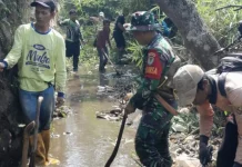 Jaga Lingkungan, Babinsa Koramil Tanjungsiang Ajak Warga Bersihkan Sungai Cideet