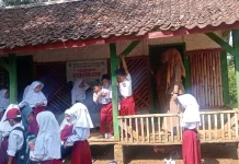 Puluhan Siswa di Taraju Tasikmalaya Belajar di Rumah Panggung dengan Atap Bocor