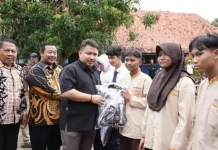 Disdikbud Subang Bagikan Seragam Gratis, untuk Siswa Baru SD dan SMP