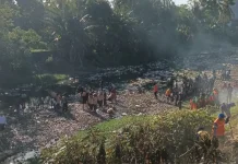 Antisipasi Banjir, Warga Bersama Petugas Bersihkan Aliran Sungai Cipalebuh