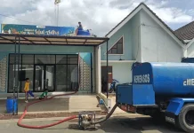 Tagana Kabupaten Tasikmalaya Distribusikan  Air Bersih Bagi Warga di Rajapolah
