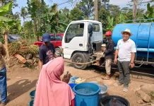 Bantu Warga Non Pelanggan, Perumda TRS Distribusikan Air Bersih